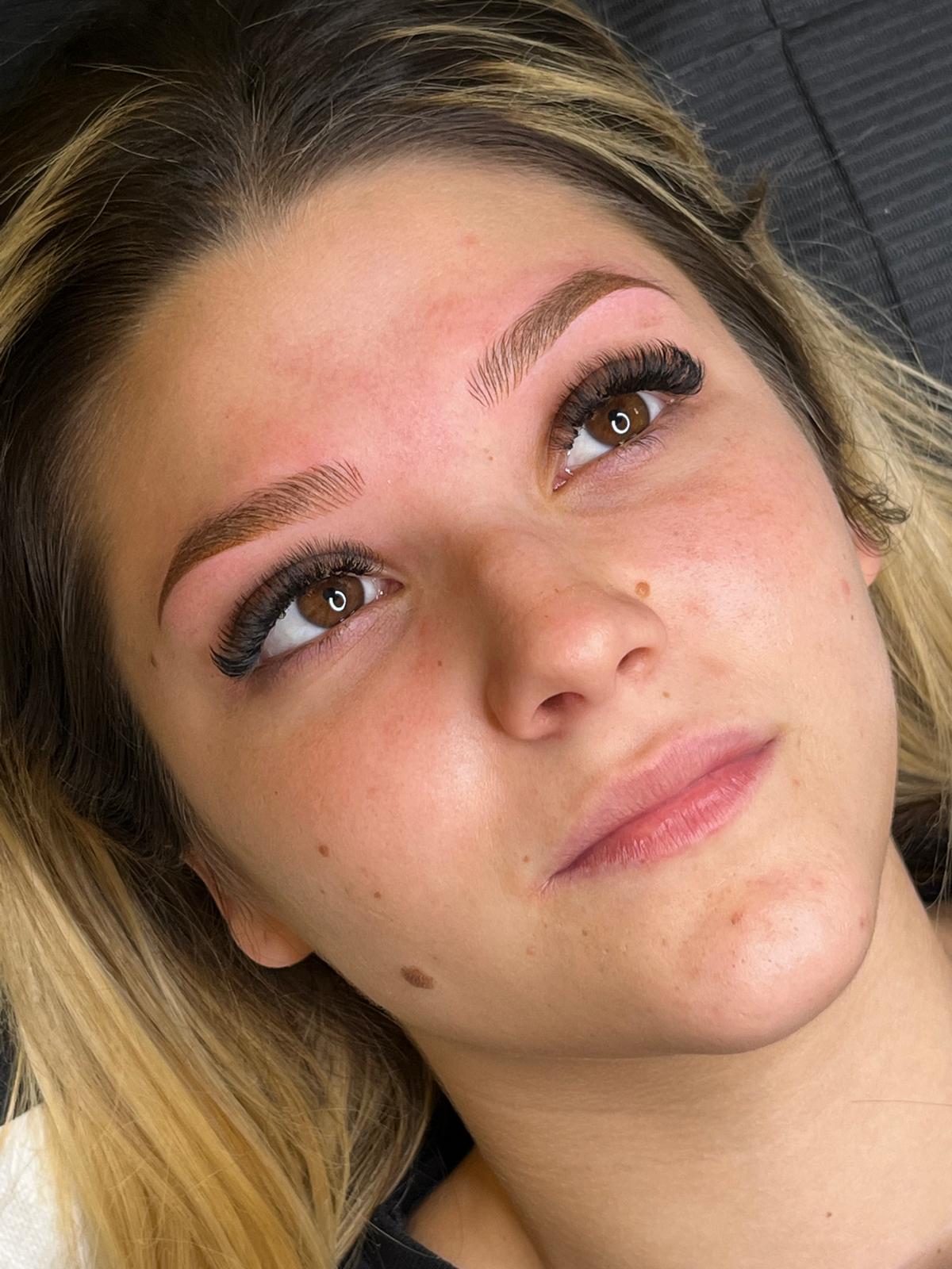 Sopracciglia realizzate con tecnica microblading pelo a pelo